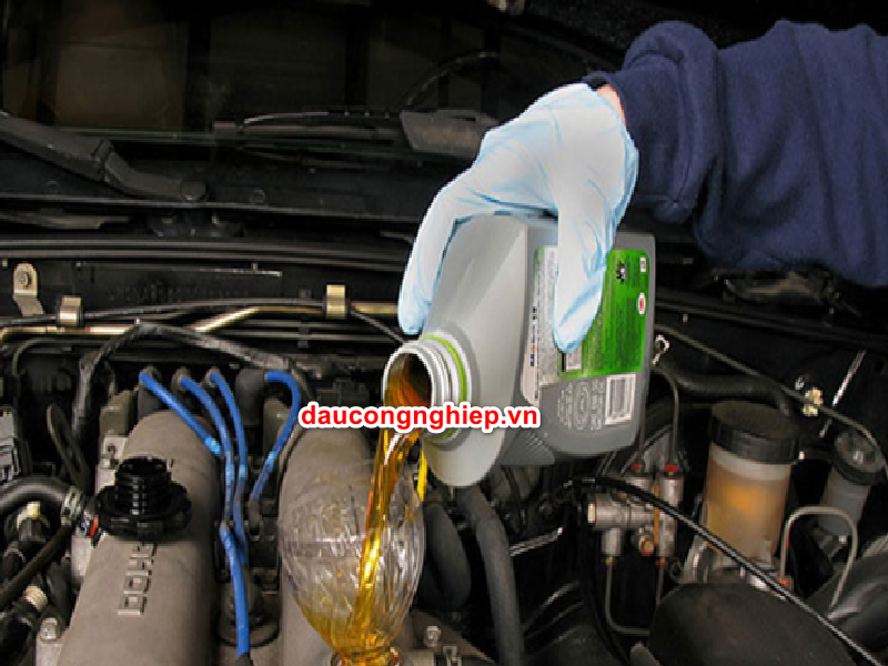 Nếu dầu máy may hết tạm thời bạn có thể thay bằng dầu động cơ xe ô tô