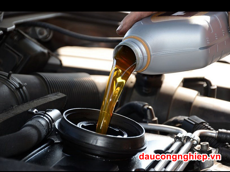 Châm dầu mới vào hộp dầu theo tỷ lệ phù hợp với khuyến cáo của từng dòng xe